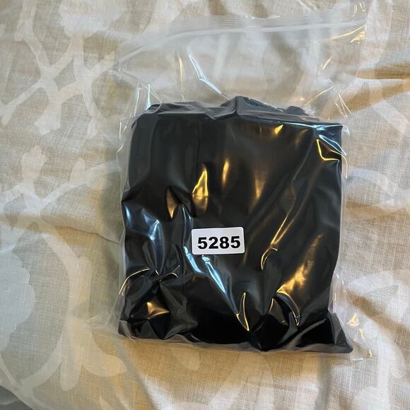 Lululemon Noir Crop
Black Style Number: W6AYAS size 2 - Picture 10 of 12